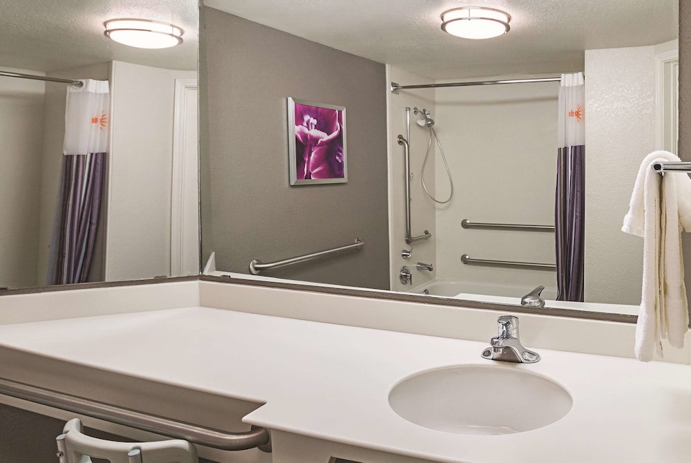 La Quinta Inn & Suites by Wyndham Fort Worth North 16/45