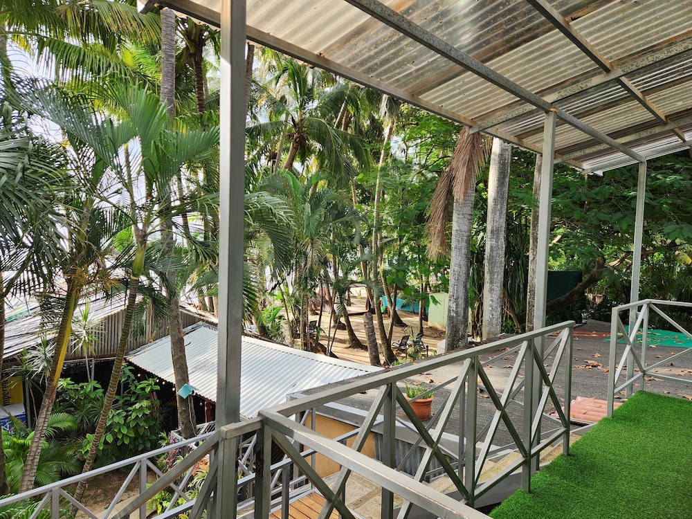 Hotel La Palapa 46/76