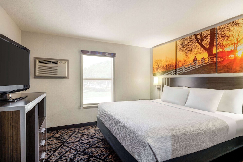 STUDIO, SUITE, KING BED