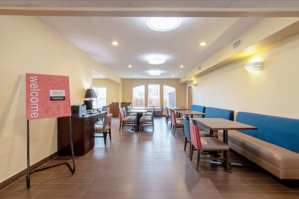 Comfort Inn & Suites Fredericksburg TX 23/30
