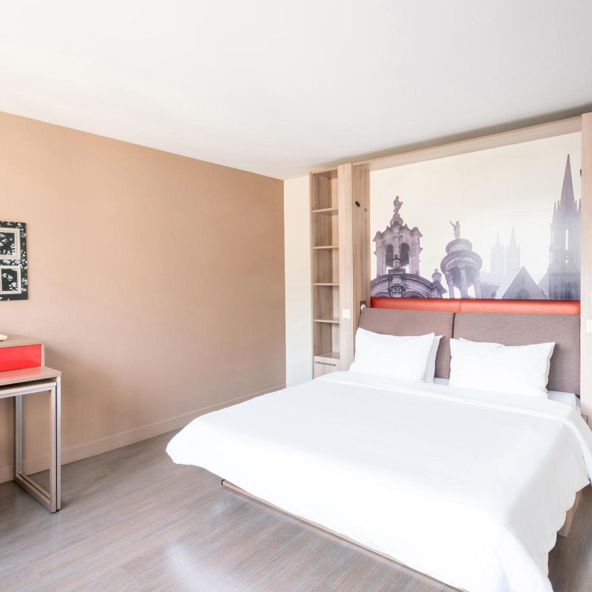 Studio, Double Bed, Large 3/10