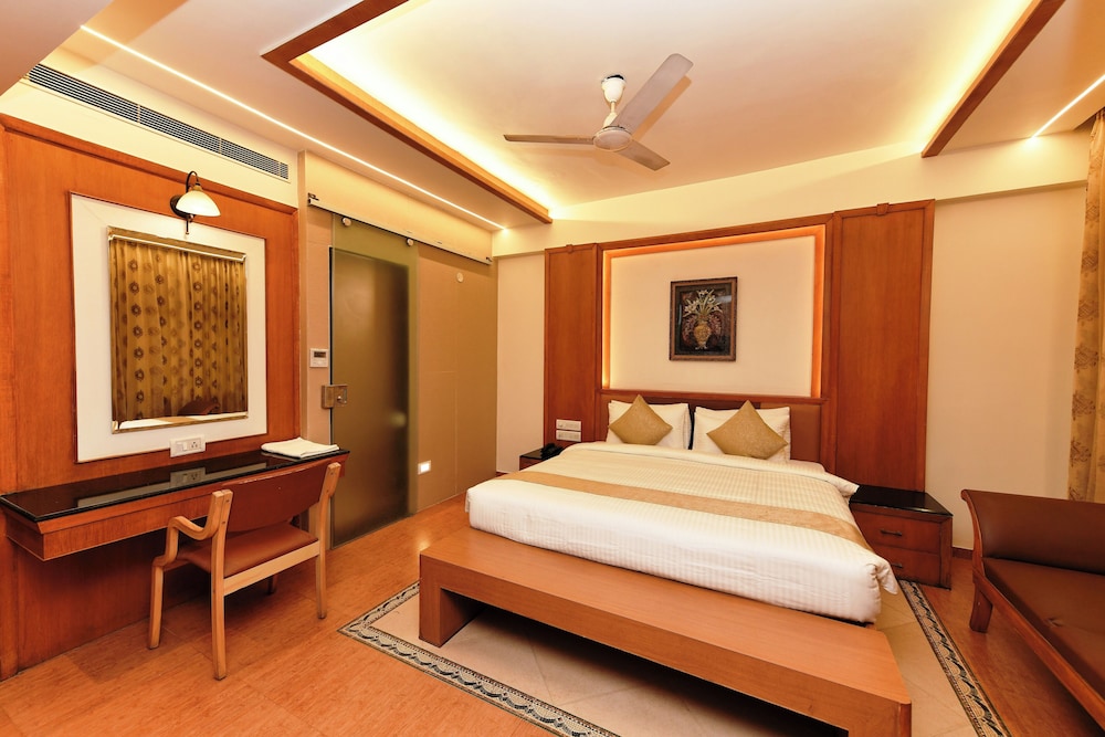 HOTEL ROOPA 28/63