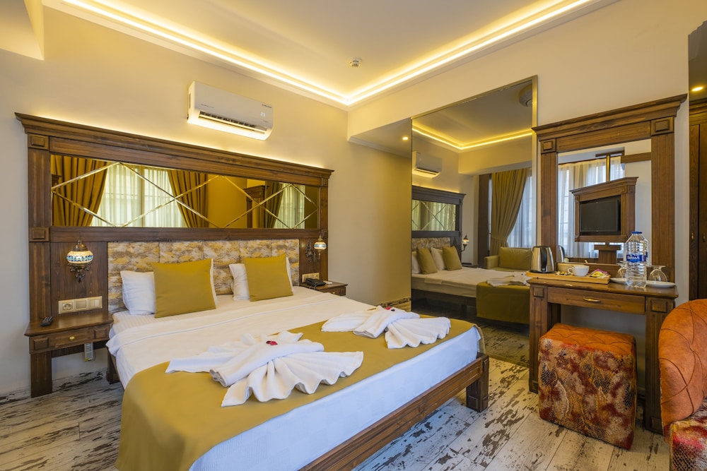 Reis Royal Hotel 33/80