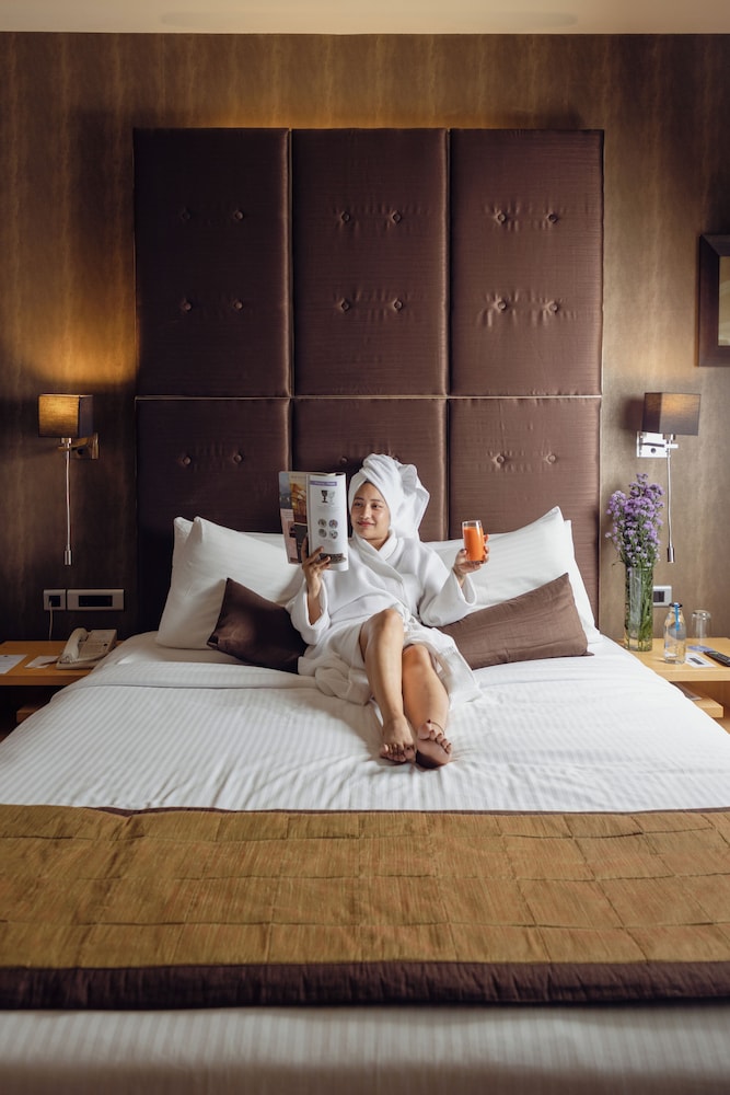 غرفة بريميير بسرير كينج بإطلالة على المسبح مع دخول الصالة، NOVOTEL HYDERABAD AIRPORT 4/7
