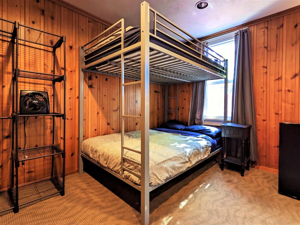 Bunk & Brew Historic Lucas House 40/71