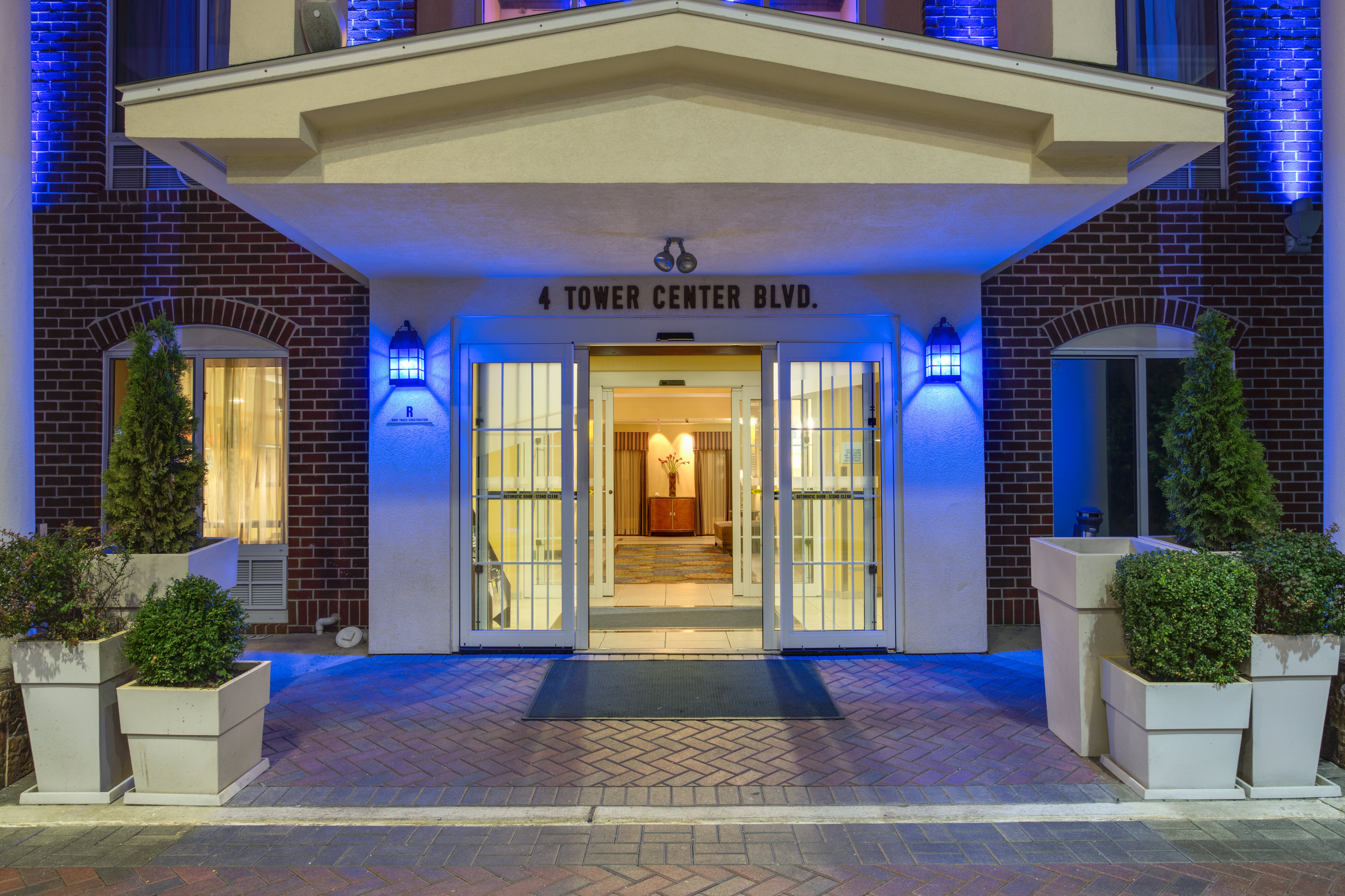 Holiday Inn Express & Suites Tower Center New Brunswick 2/39