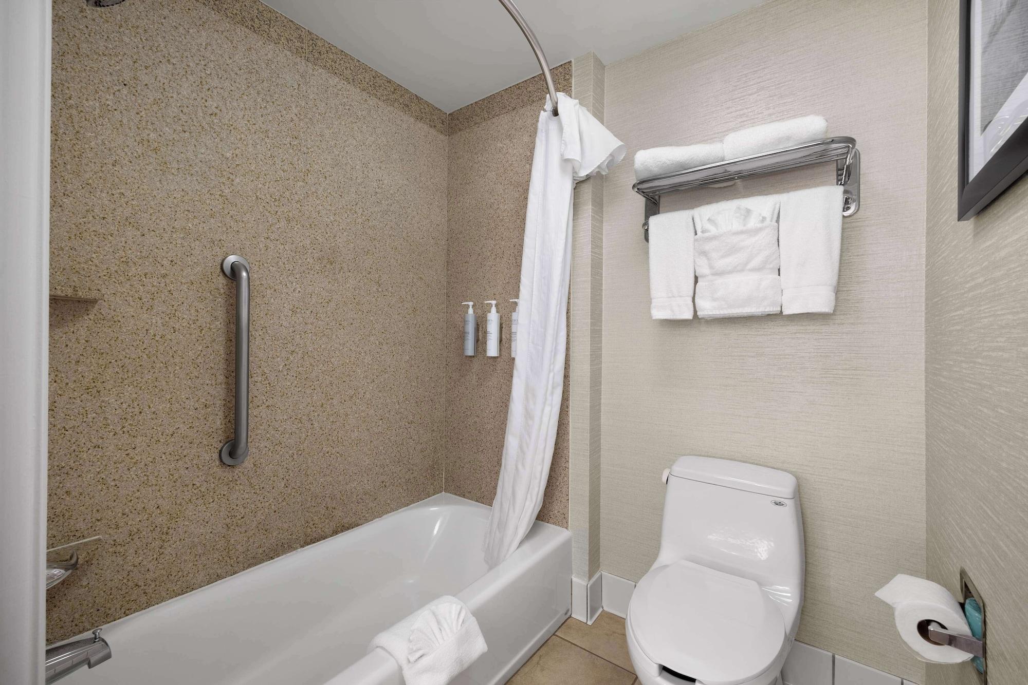 جناح لذوي الإعاقة، Homewood Suites By Hilton Bakersfield 2/2