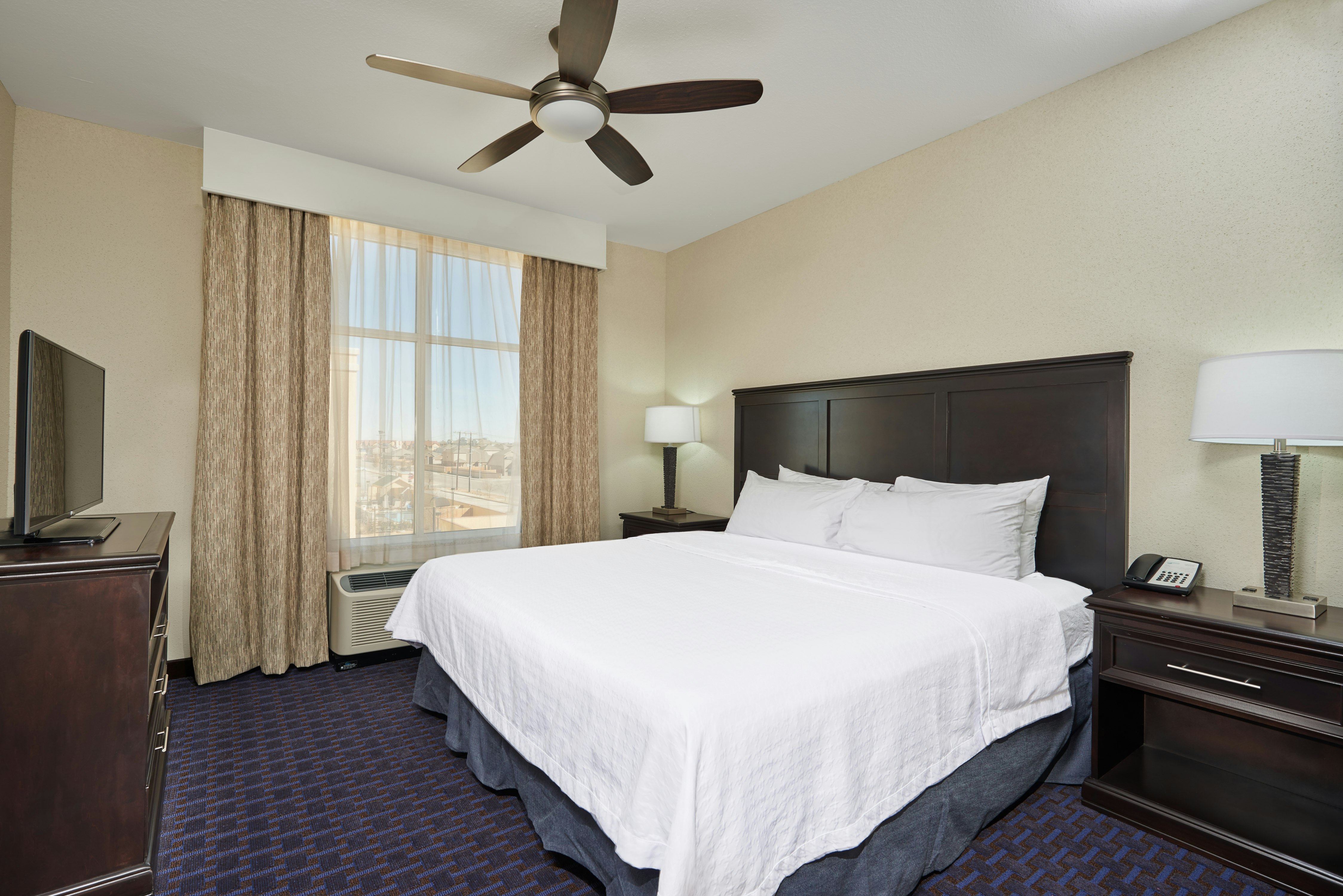 SUITE, KING BED, ACCESSIBLE