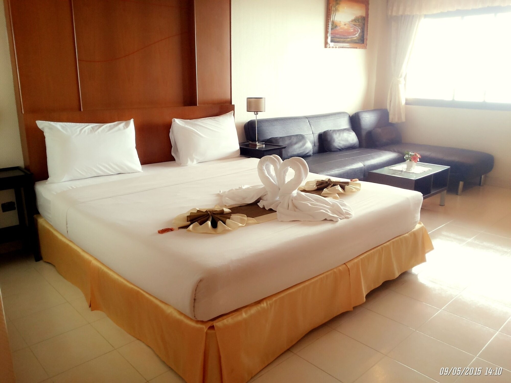 ROOM, DOUBLE OR TWIN BED