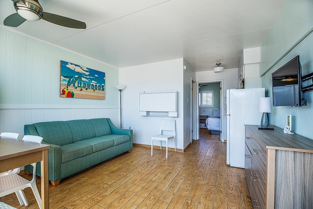 Paradise Ocean Front Resort 24/45