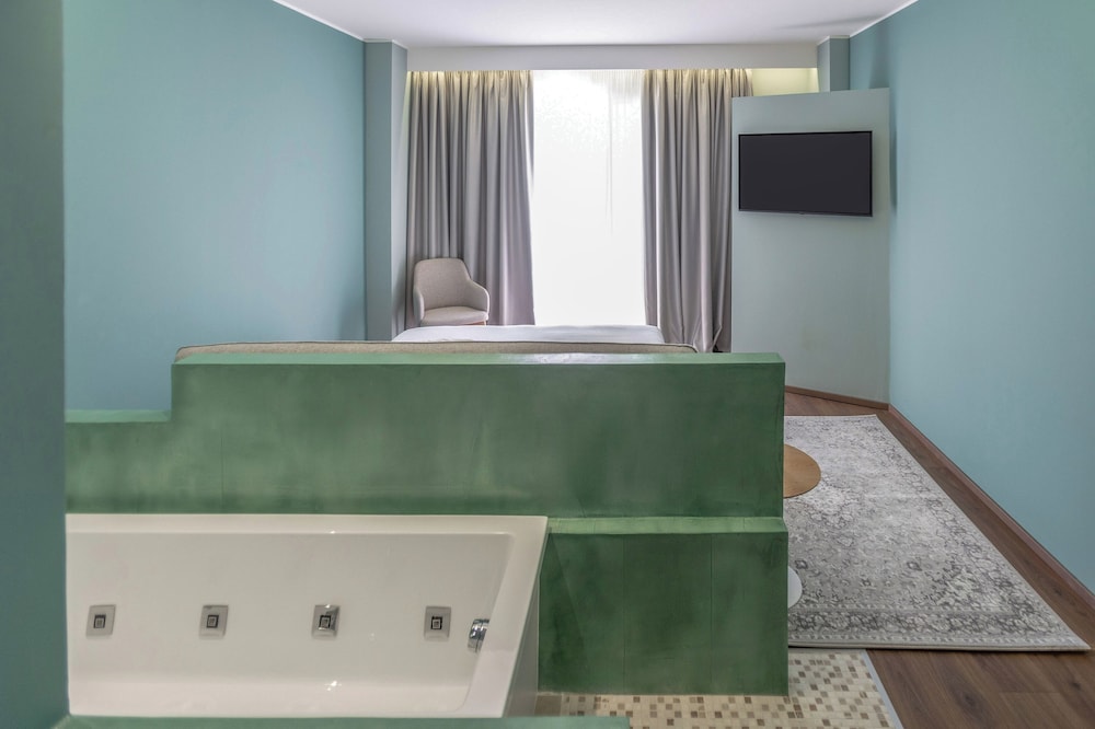Hotel Vlora Priam, Affiliated by Melia 13/65