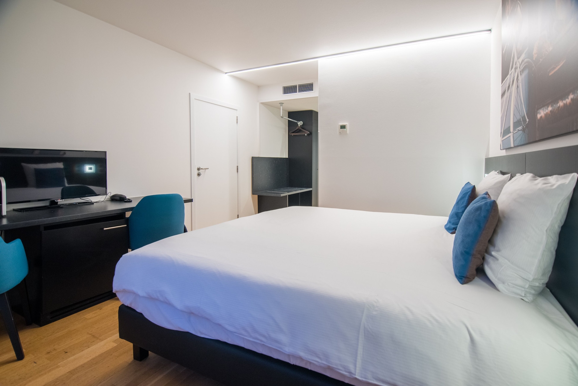 ROOM, KING BED