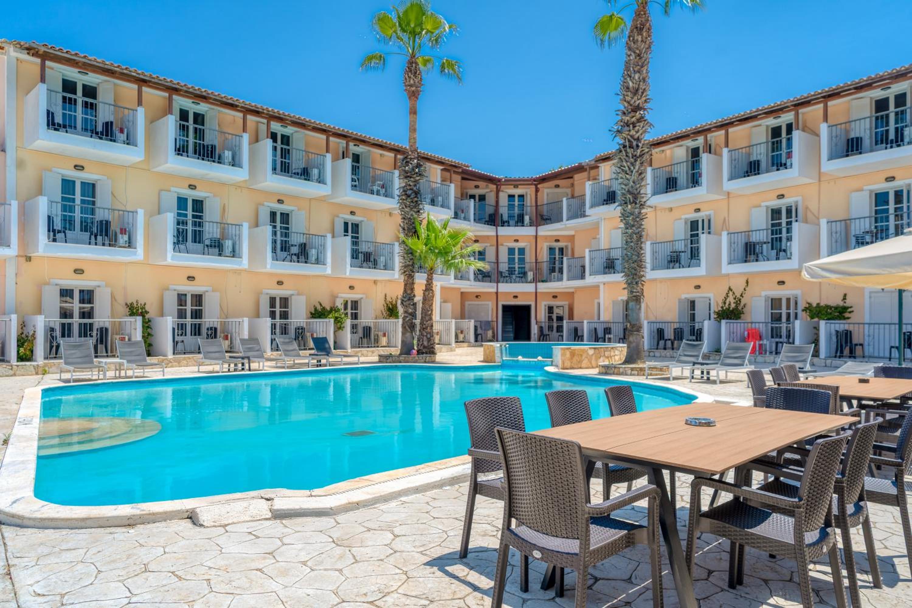 Apple Hotel 17/19