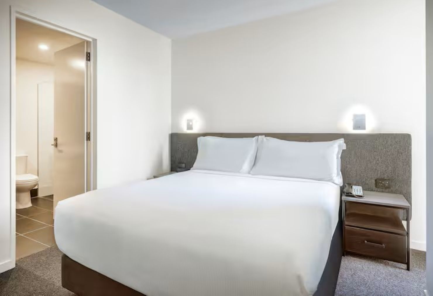 2 Bedrooms, Residence, Lake View