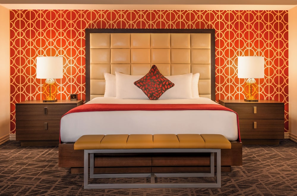 RESORT, KING BED, FOUNTAIN VIEW