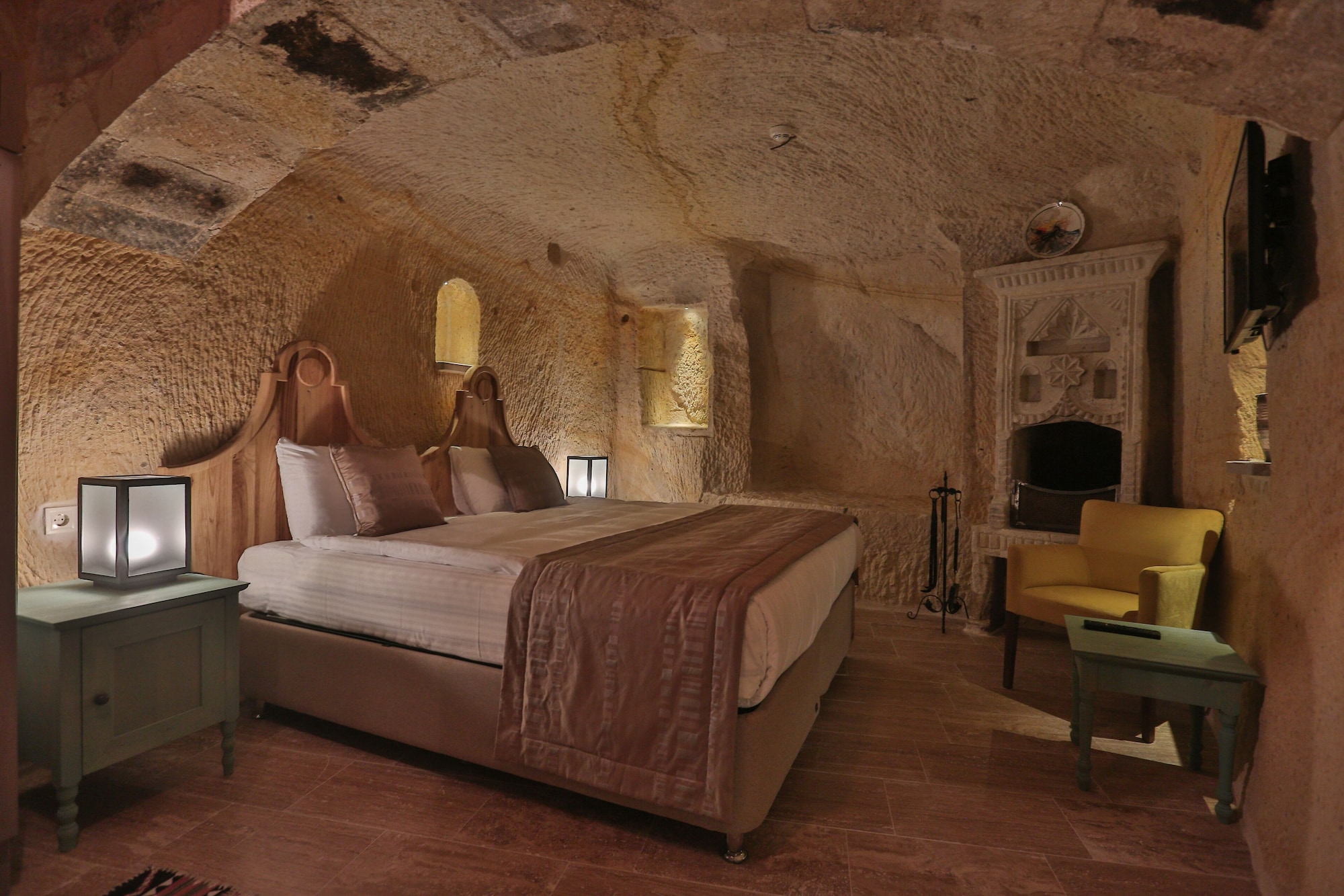 CAVE, FAMILY, SUITE