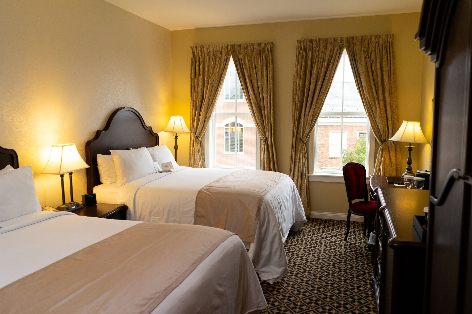 غرفة سوبيريور بسريرين كوين، The Mount Vernon Grand Hotel 2/3
