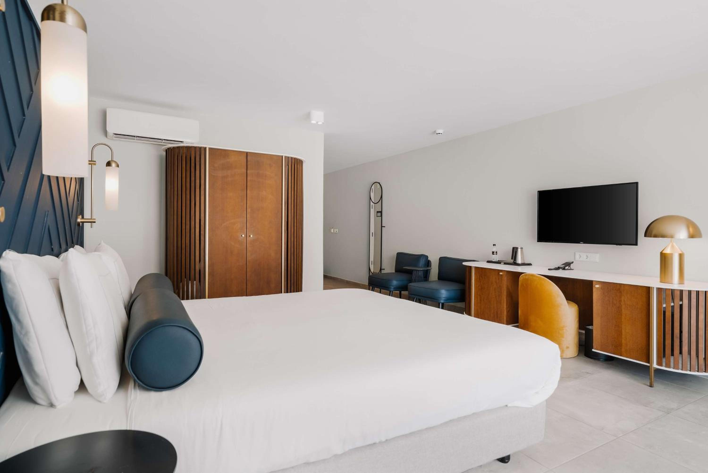 ROOM, KING BED, ACCESSIBLE