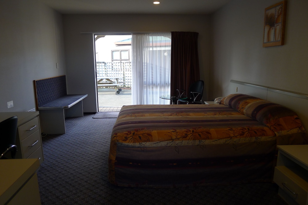 The Village Inn Hotel 21/38