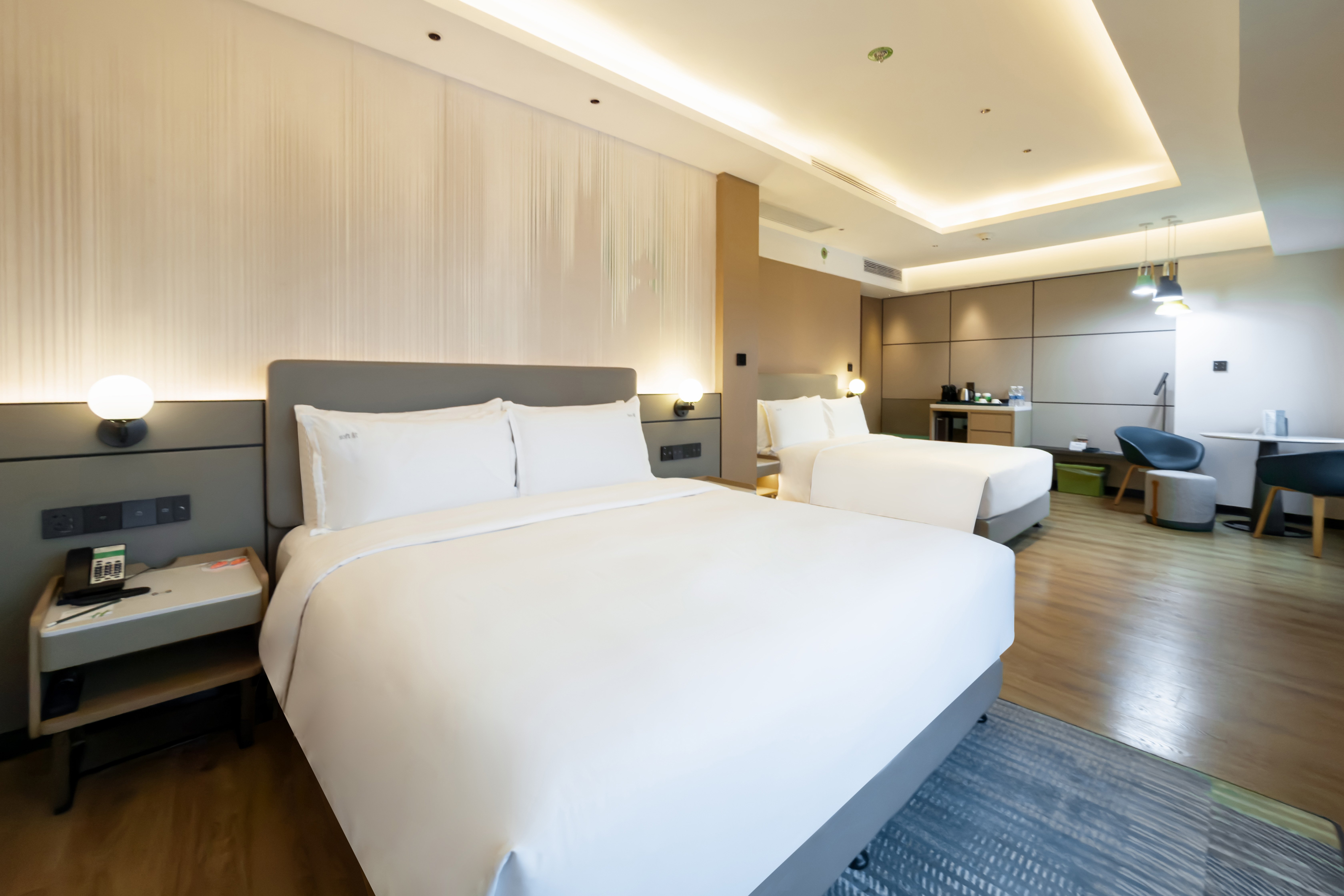Holiday Inn Shanghai Nanjing Road 25/75