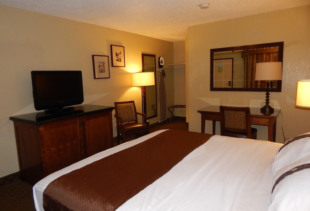 Ocotillo Apartments & Hotel 18/40