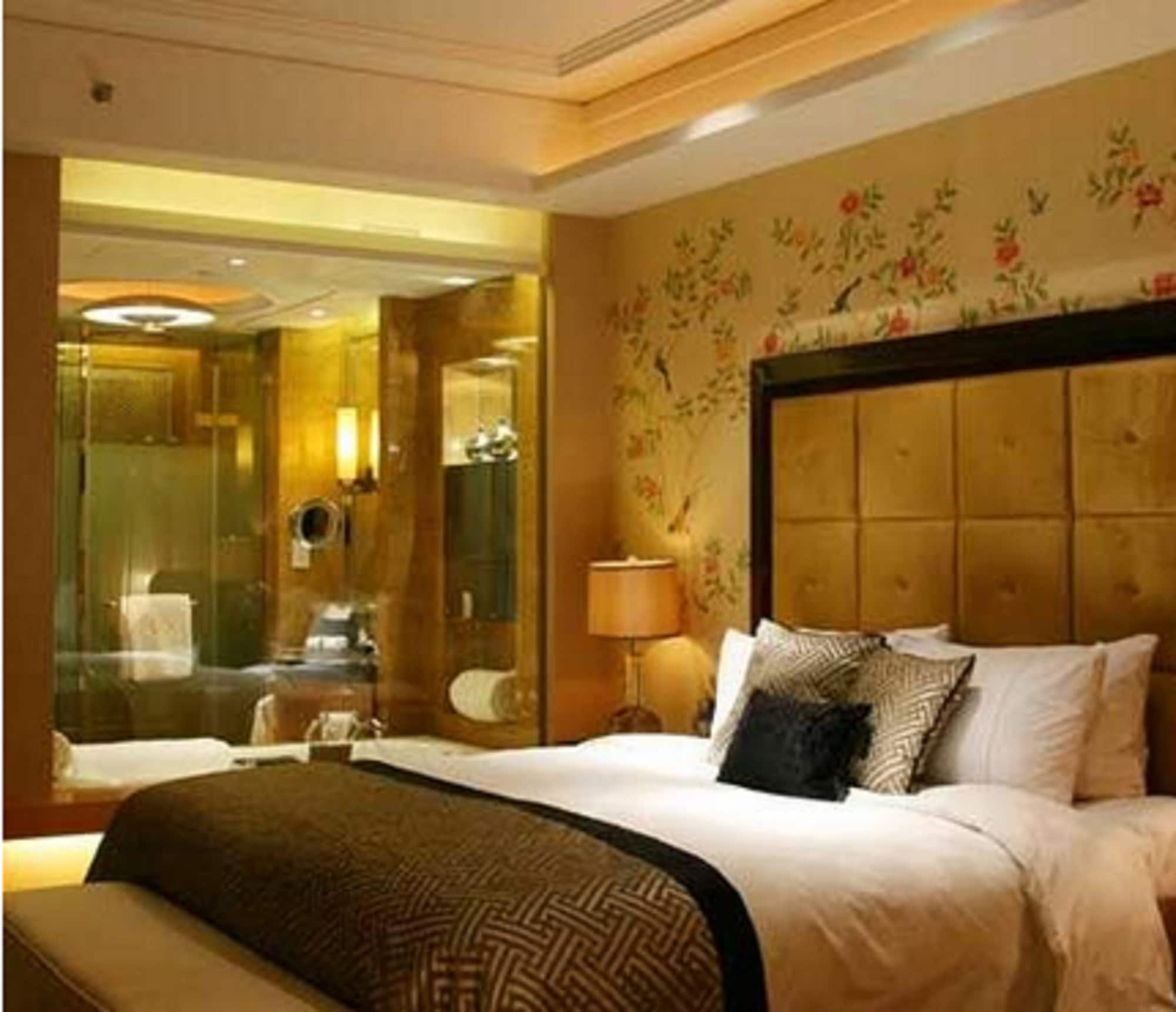GRAND DELUXE KING ROOM