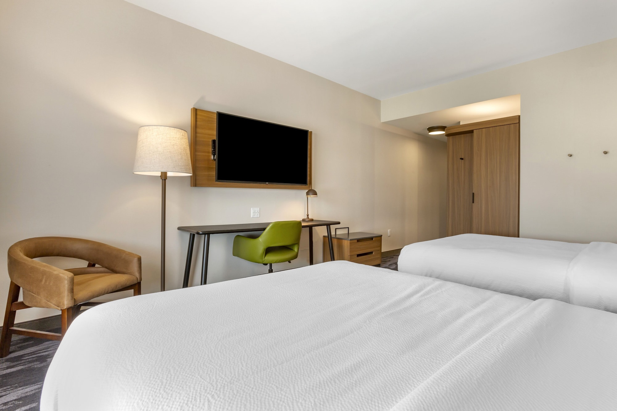suite, multiple beds