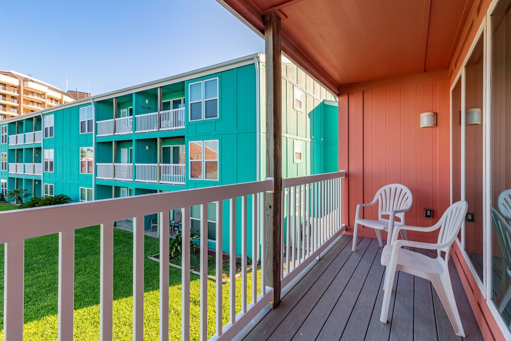Executive Keys Condominiums on the Beach 8/66