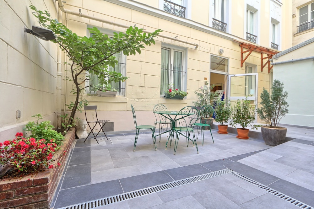 Ibis Styles Paris Batignolles photo1