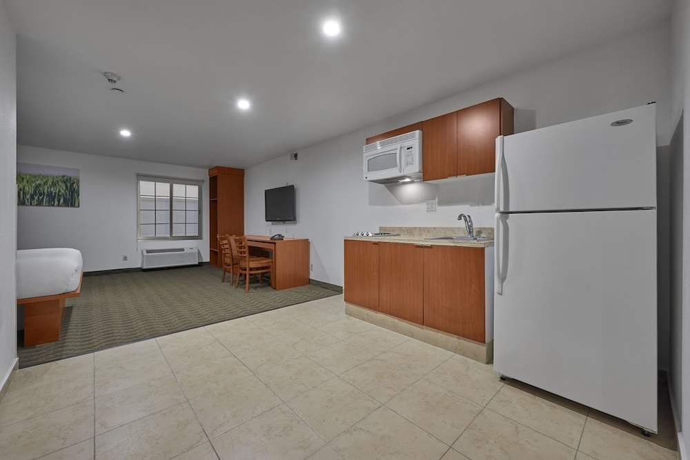 Extended Suites Monterrey Aeropuerto 11/56