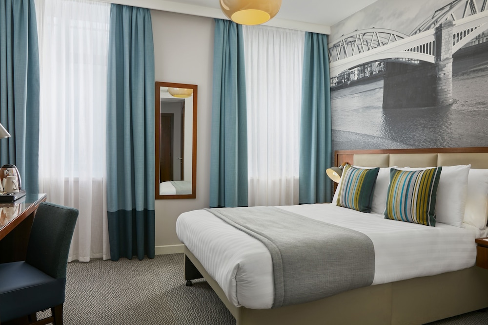 ROOM, DOUBLE BED