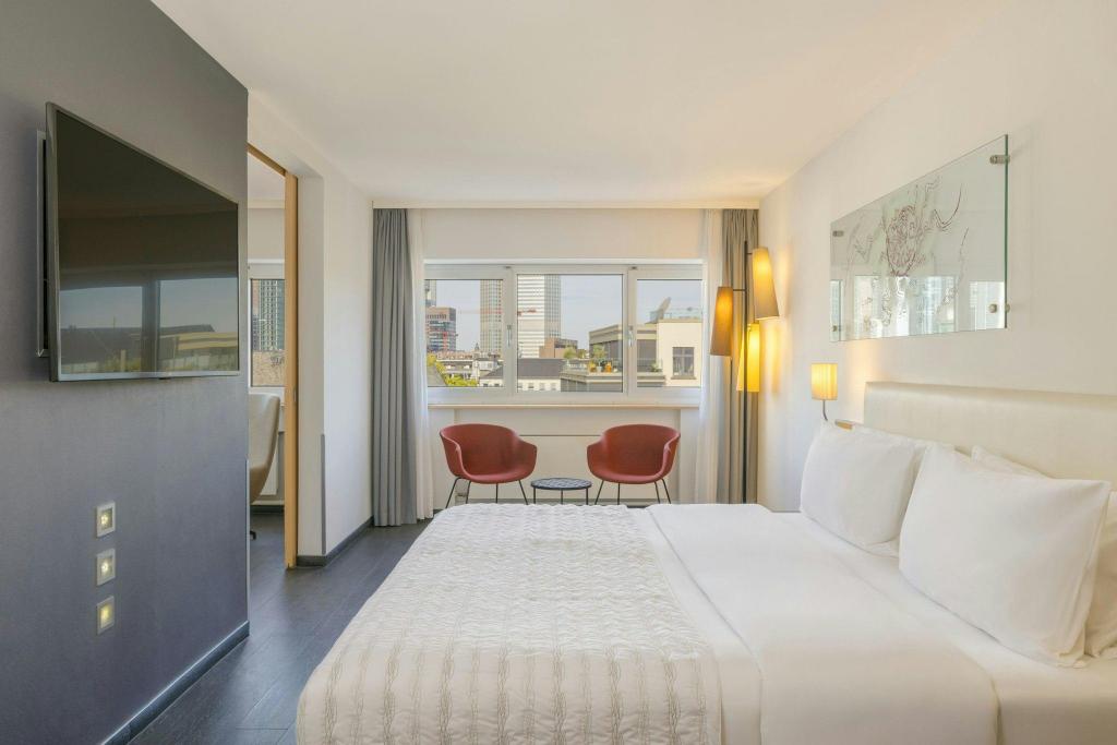 Junior Suite, King Bed, Legacy Wing