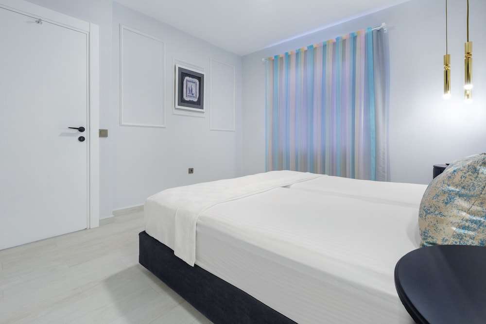 Twin Apart Hotel 18/59