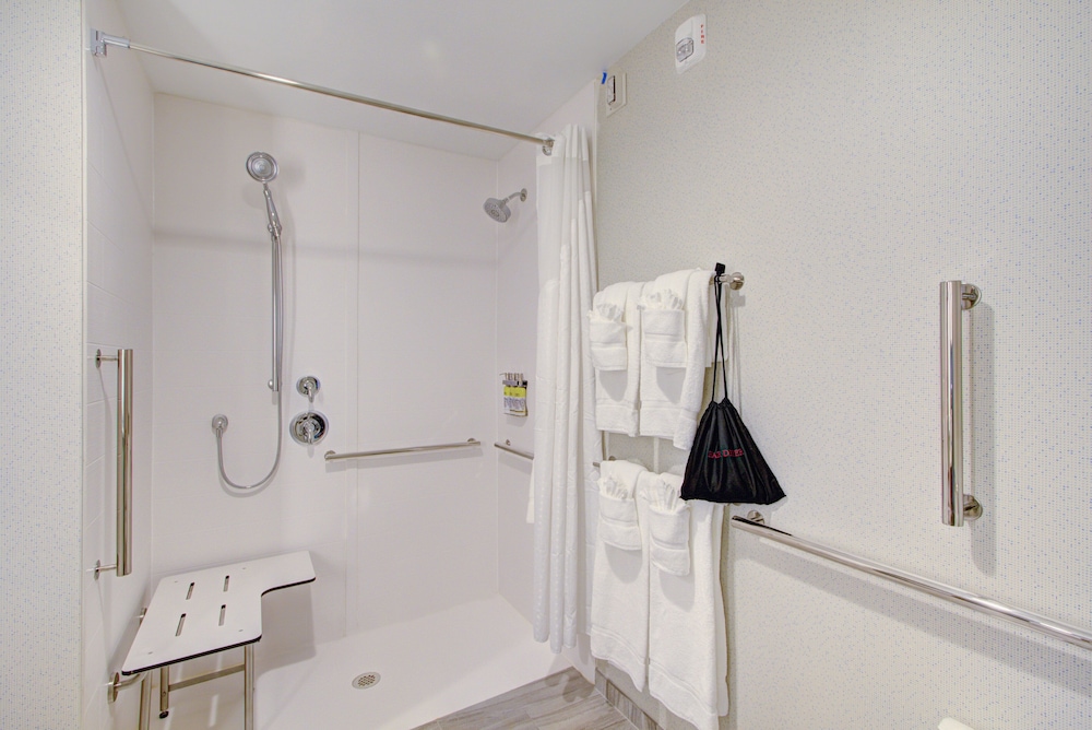 Holiday Inn Express Suites Charlotte Southwest 22/42