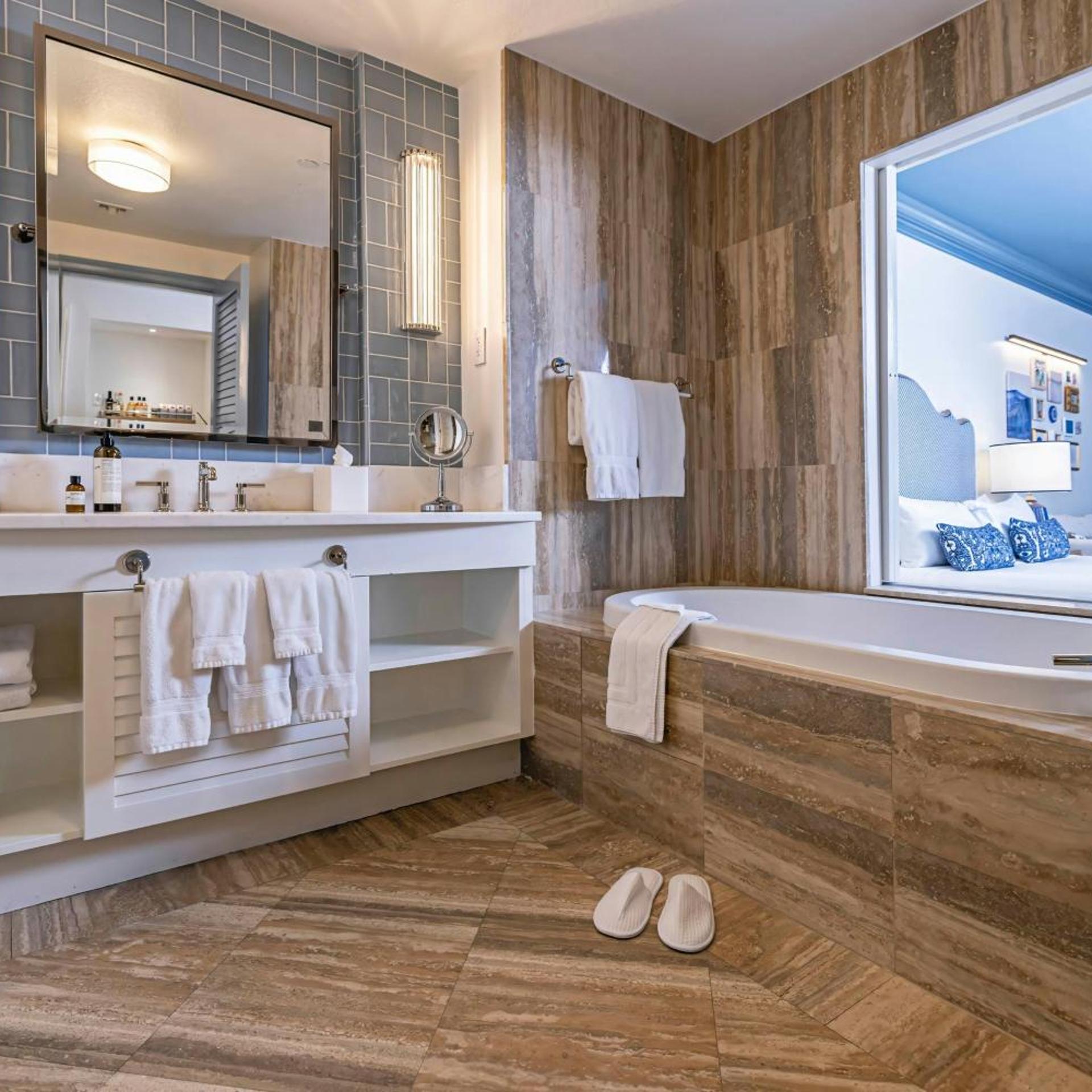 غرفة بسرير كينج بإطلالة على المسبح بشرفة، The Seagate Hotel Spa 4/5