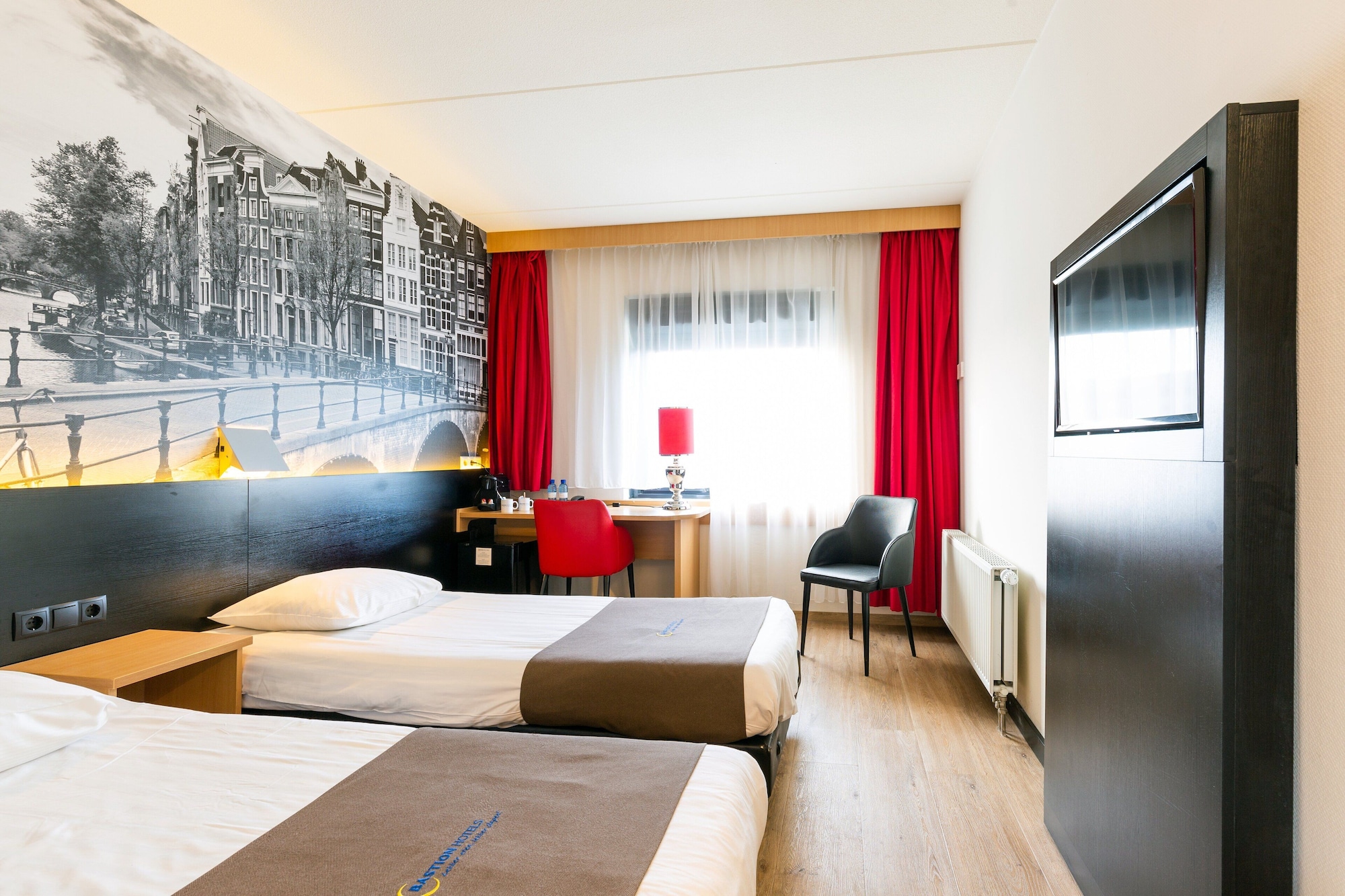 COMFORT, TWIN BEDS