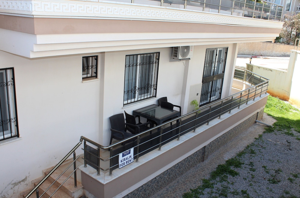 Mavi Restaurant & Apartments 1 2/50