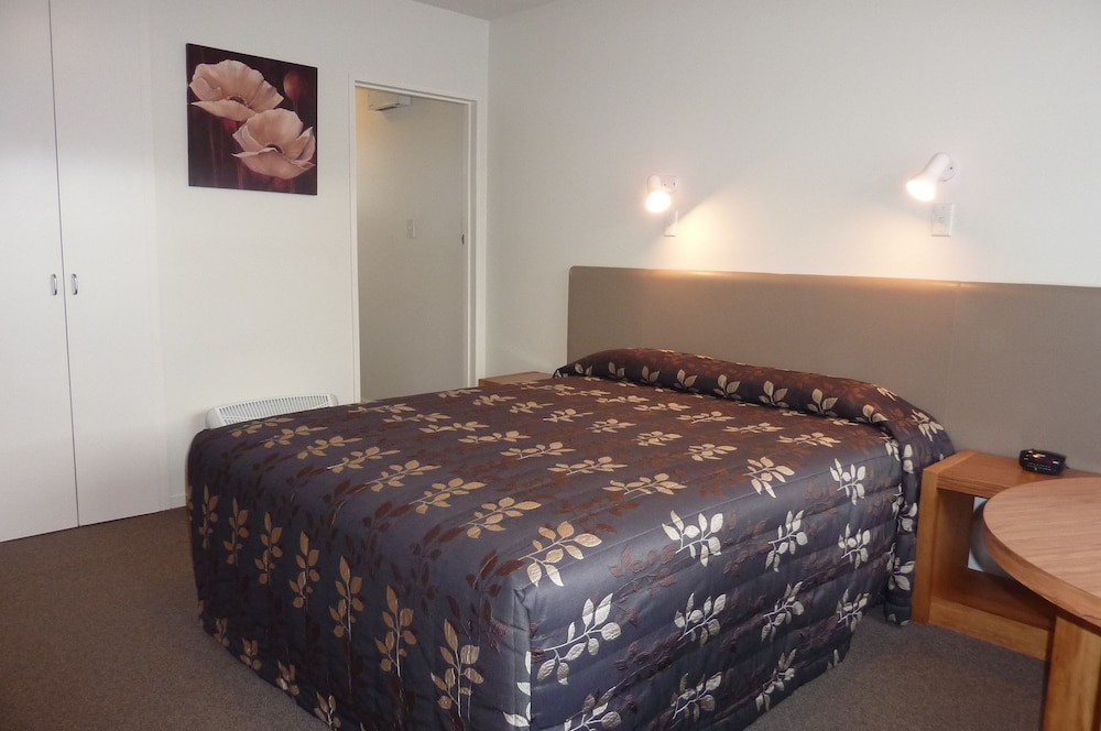 Colonial Inn Motel 16/41