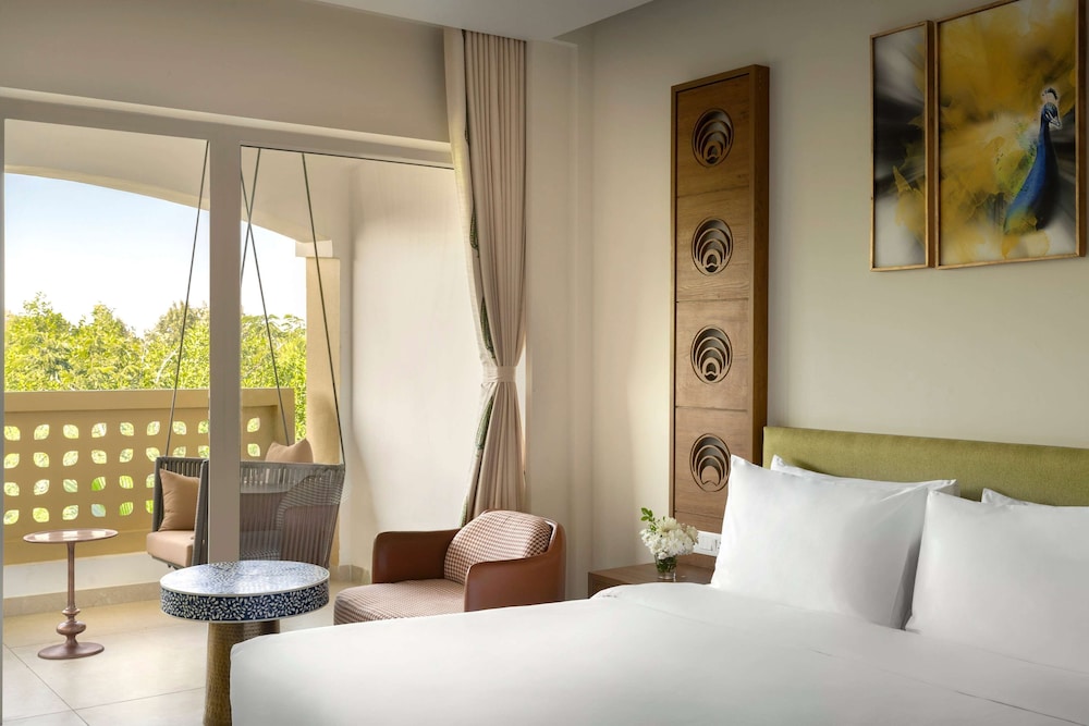 غرفة بسرير كينج لذوي الإعاقة، Hawthorn Suites by Wyndham Dwarka 3/4