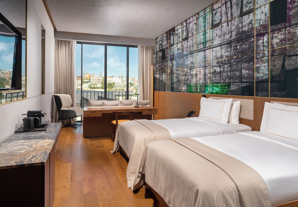 2 Bedroom Premium Suite Sea View w/ Balcony