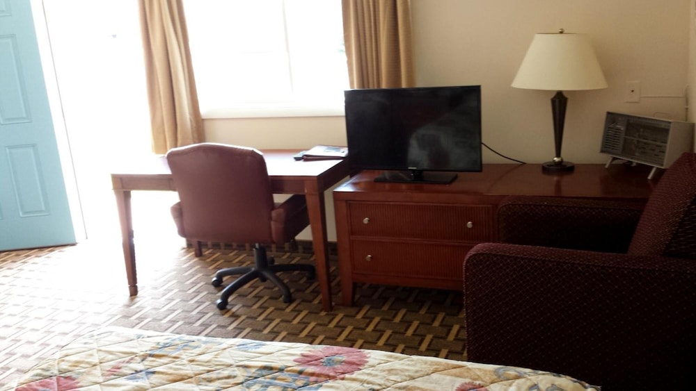Executive Inn & Suites 27/33