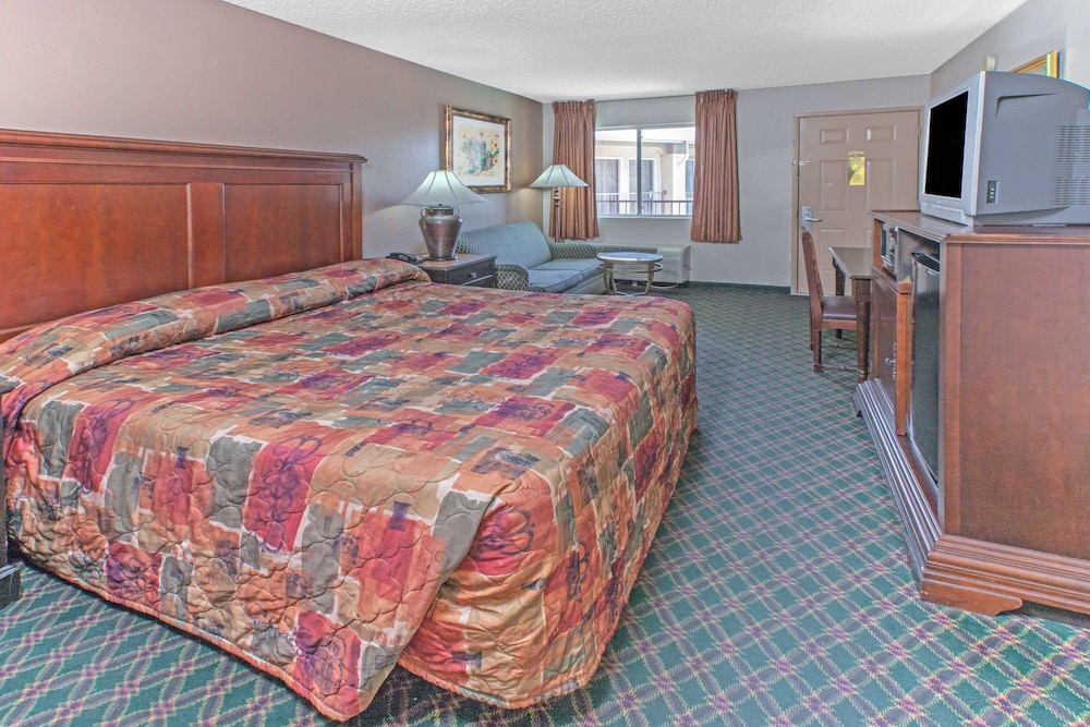 Knights Inn - Forest Hill, TX 15/18