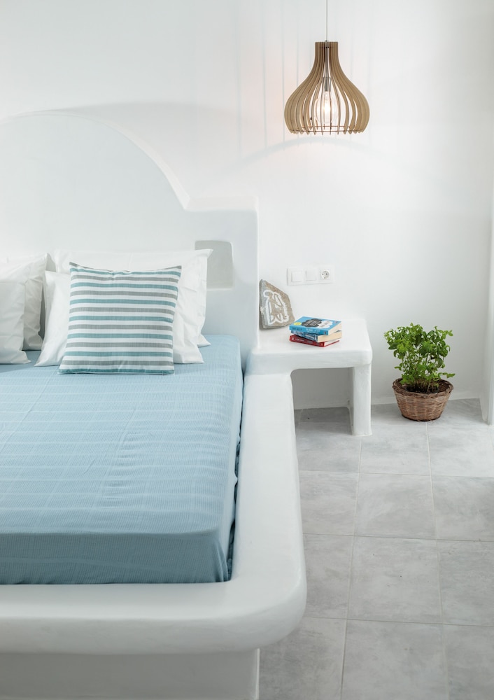Manios Suites 2/48