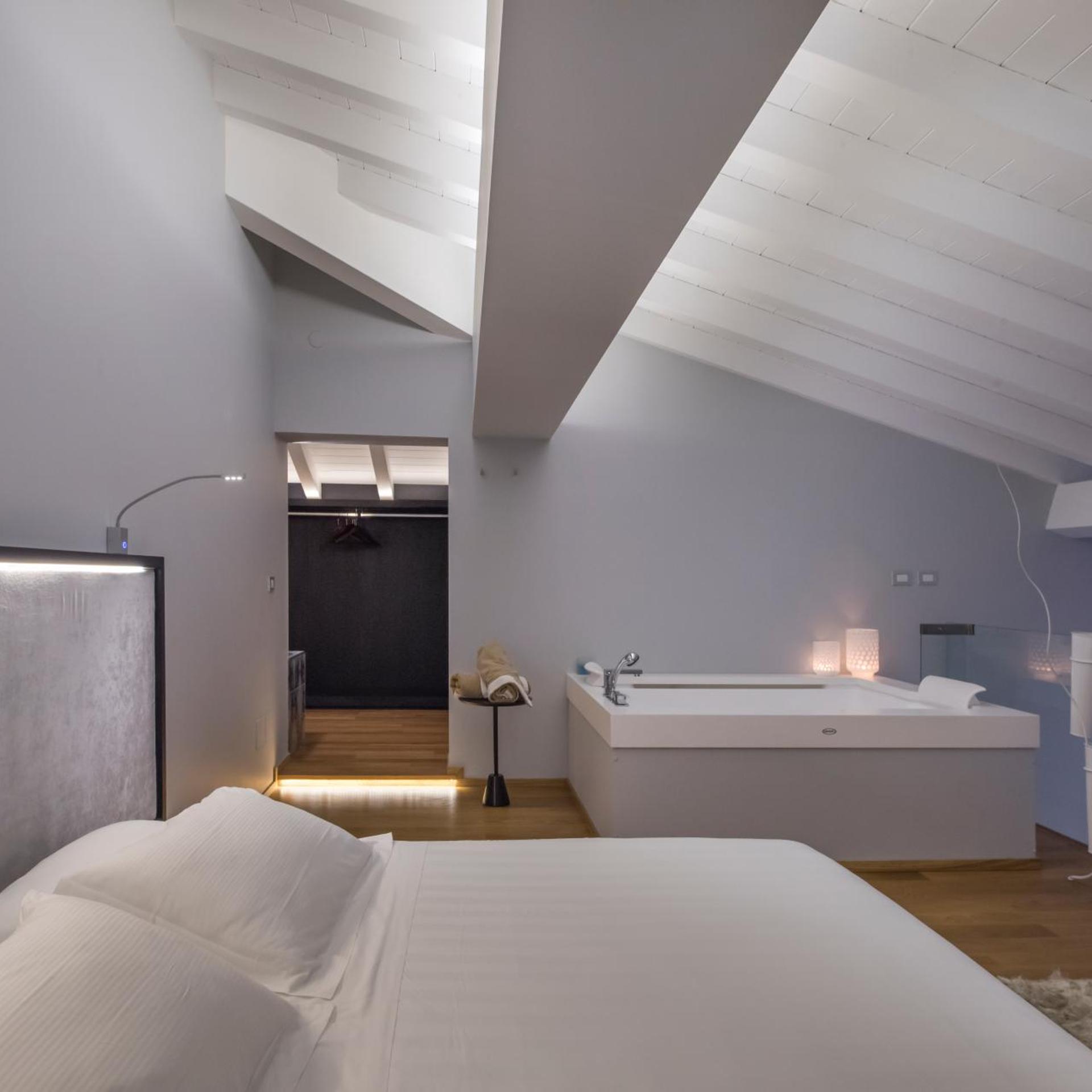 Suite, King Bed
