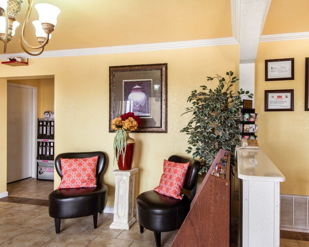 Econo Lodge Inn & Suites San Antonio near Frost Bank Center 20/25