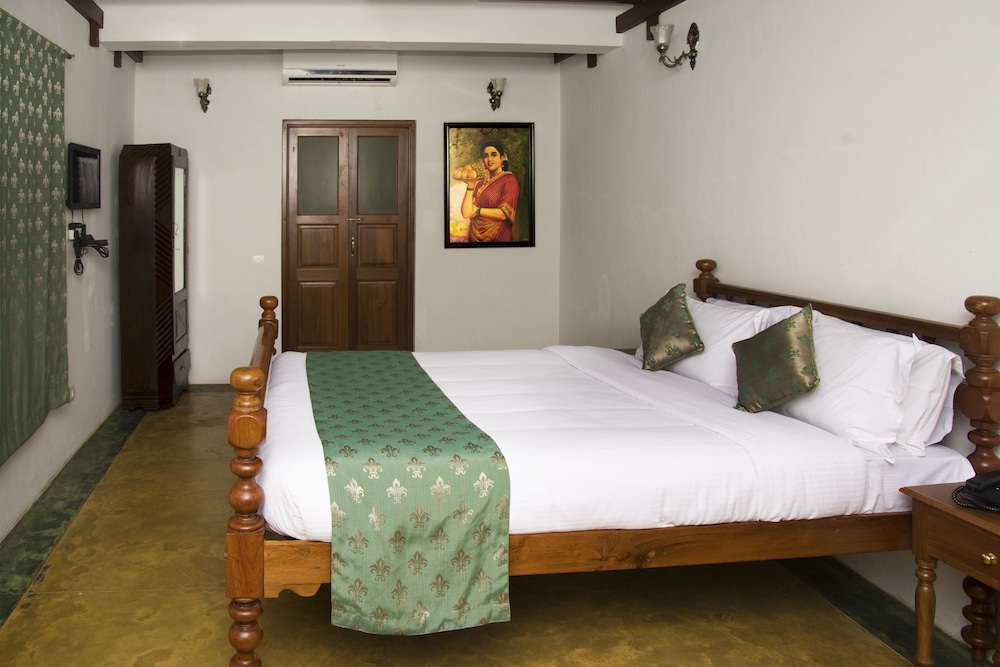 Courtyard, Queen Bed