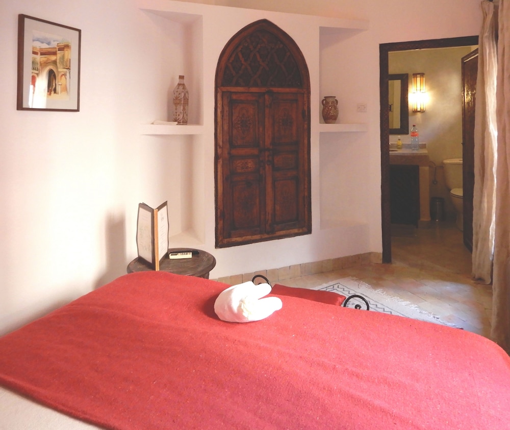 Riad Carina 12/75