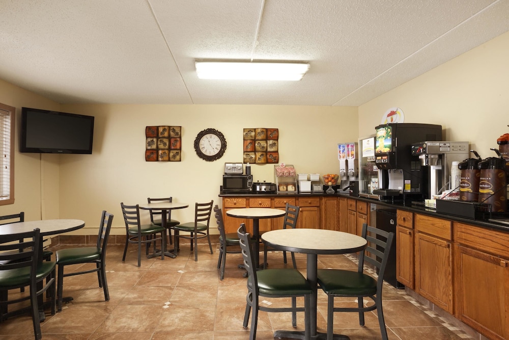 Super 8 by Wyndham West Fargo Main Ave ND 11/14