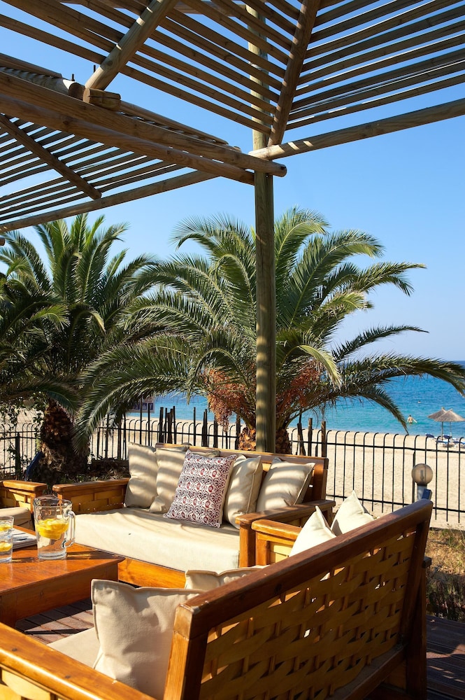 Kamari Beach Hotel 46/65