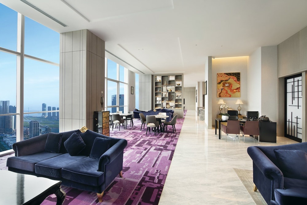 Crowne Plaza Dalian Xinghai 35/70